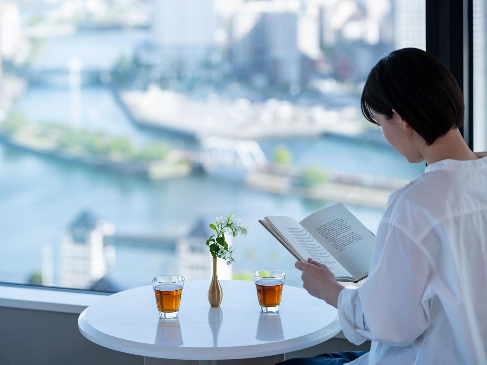 Mitsui Garden Hotel Yokohama Minatomirai Premier Εξωτερικό φωτογραφία A woman reading a book