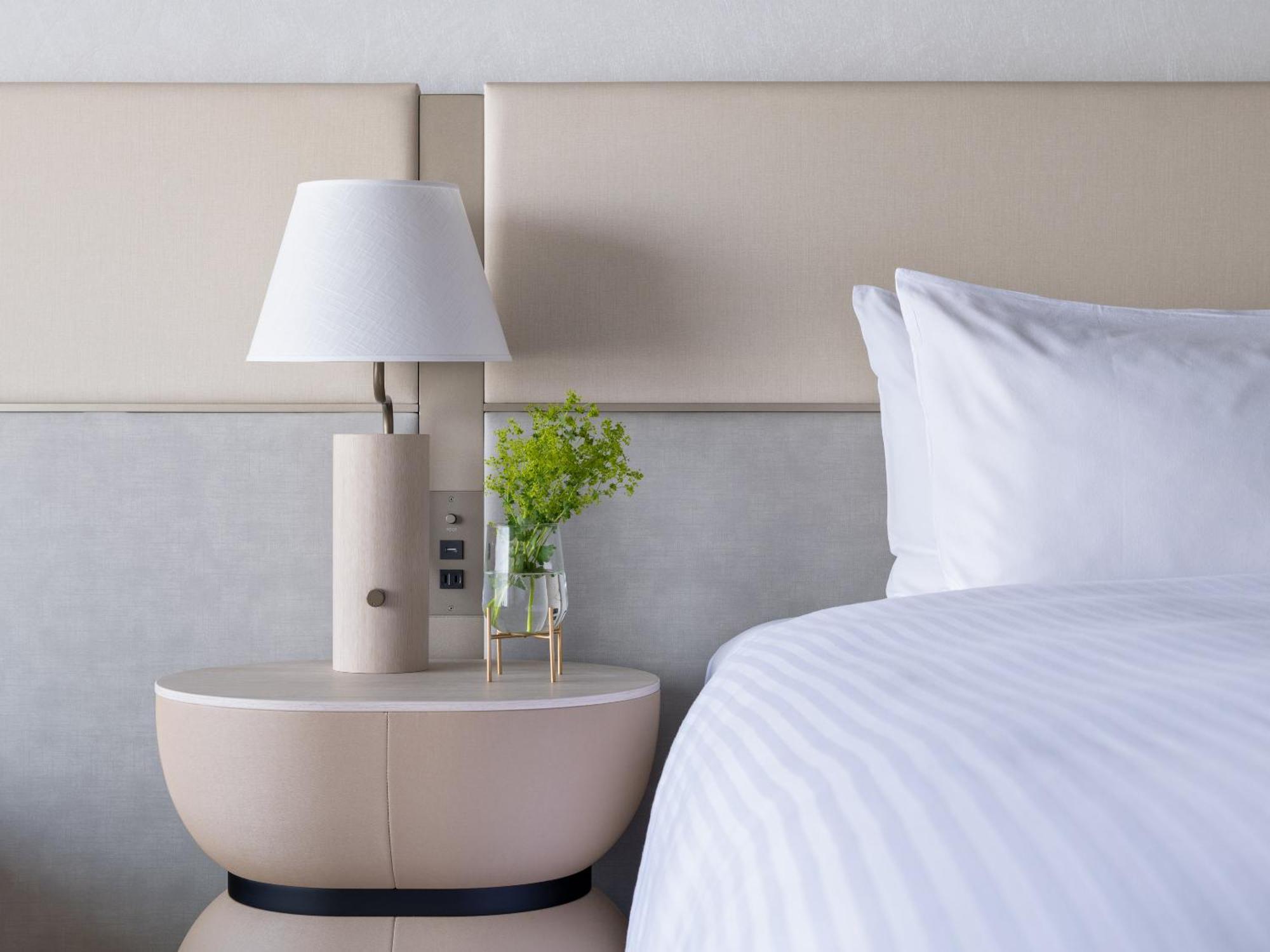 Mitsui Garden Hotel Yokohama Minatomirai Premier Εξωτερικό φωτογραφία A bedside table