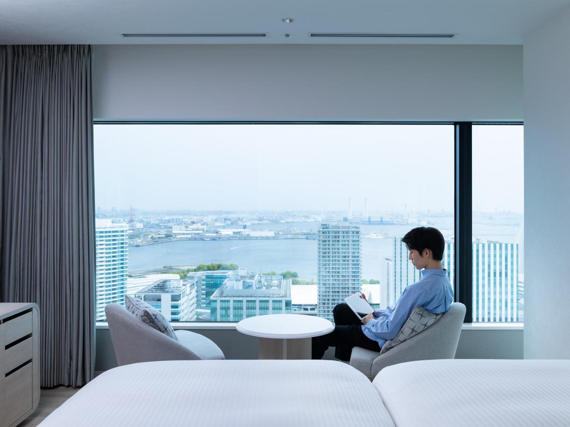 Mitsui Garden Hotel Yokohama Minatomirai Premier Εξωτερικό φωτογραφία A guest room at the hotel